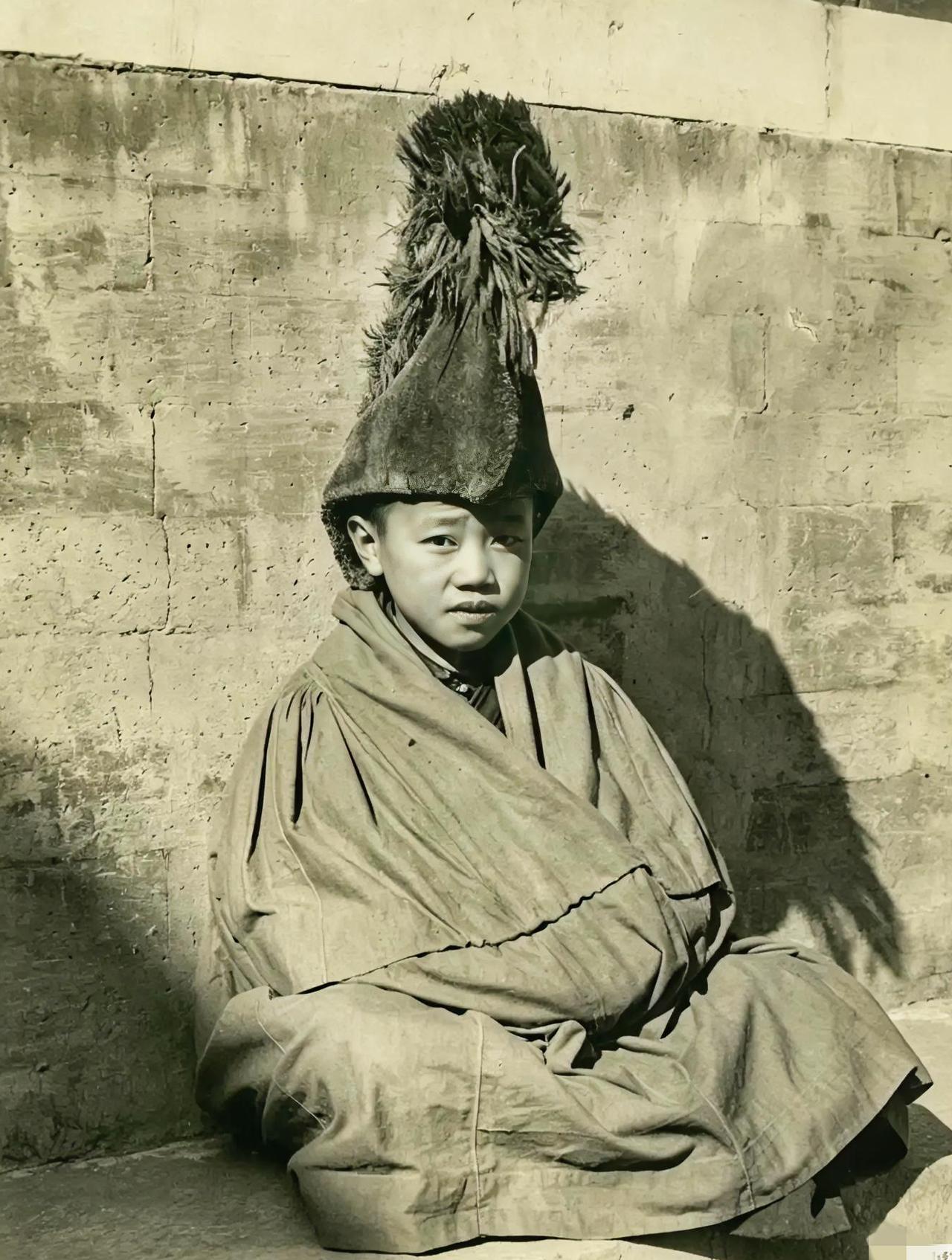民国初年，北京雍和宫的小喇嘛在晒太阳。当时雍和宫的小喇嘛很多，且入寺年龄很小。例