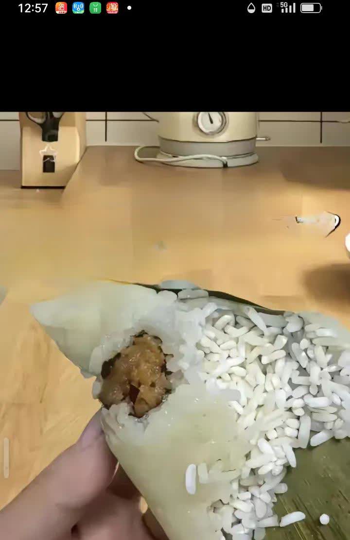 大家看看我包的粽子[捂脸哭]，米也泡了两三个小时，包好以后在蒸锅上也蒸了两个多小时