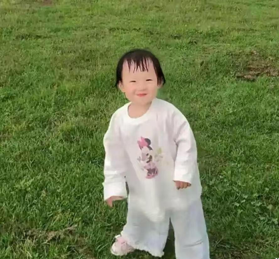 一转眼，王思聪的女儿闪闪都已经悄然长大，眉眼间愈发复刻了父亲与爷爷的模样，王家的