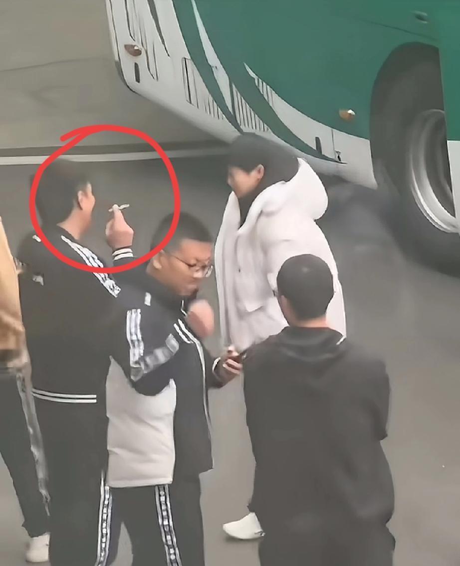 看我发现了啥？摸莎莎头发的人的师傅邱贻可吗？他右手拿的好像是yan，这东西在球