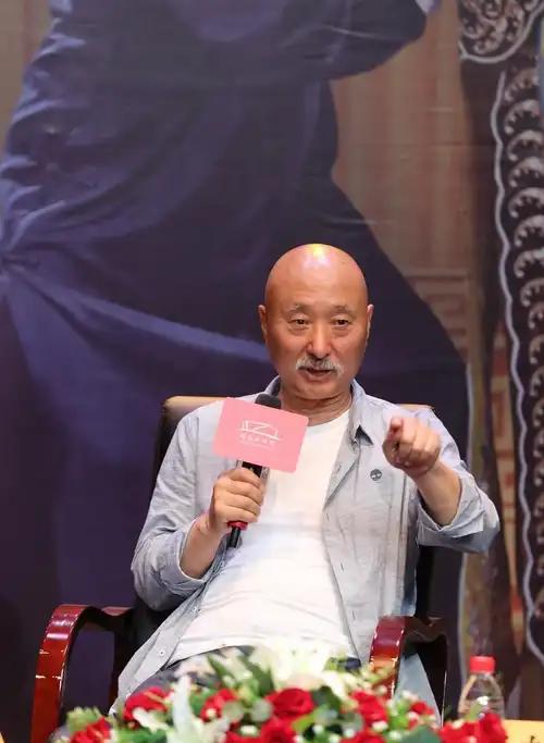 陈大愚出生于1989年，是陈佩斯的独生子，他25岁结婚，本来陈大愚不想那么早生小