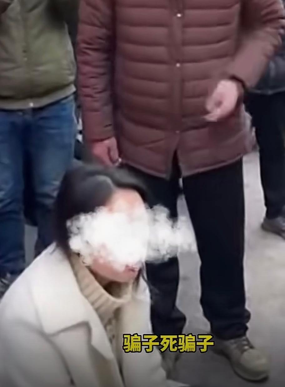 刚贴的红喜字还没干透，新娘装着30万彩礼就想溜，公公当街怒喊：彩礼钱还来!