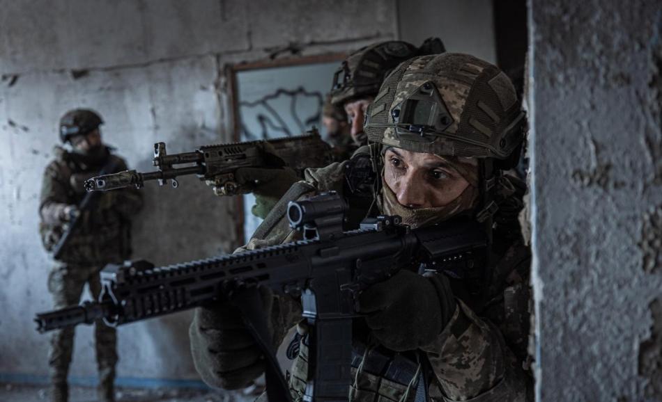 【乌军躲到了红军城住宅区,准备打一场城镇战】10月31日,“军事事务”网站发