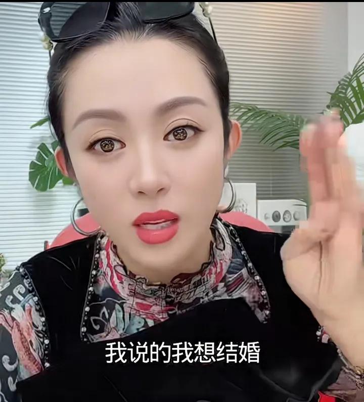 温美玲真敢说？直播透露三个重点，追求者众多，离婚过没有与圈内人恋爱过。某网友