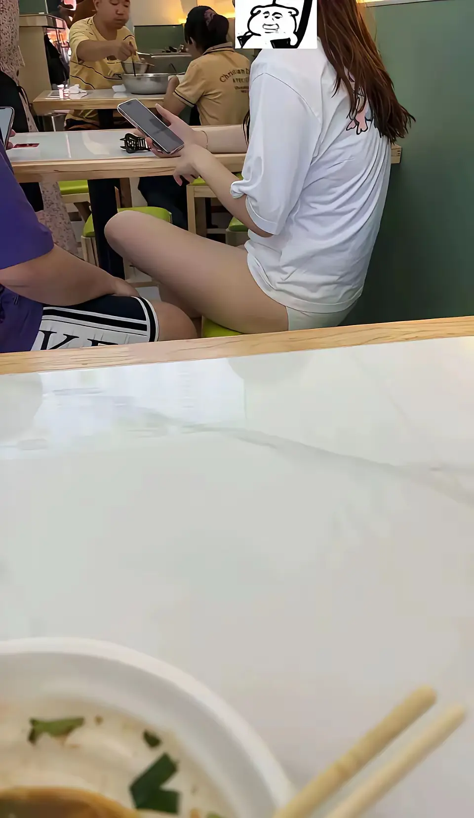 看来我不是唯一一个，出门忘穿裤子的人。