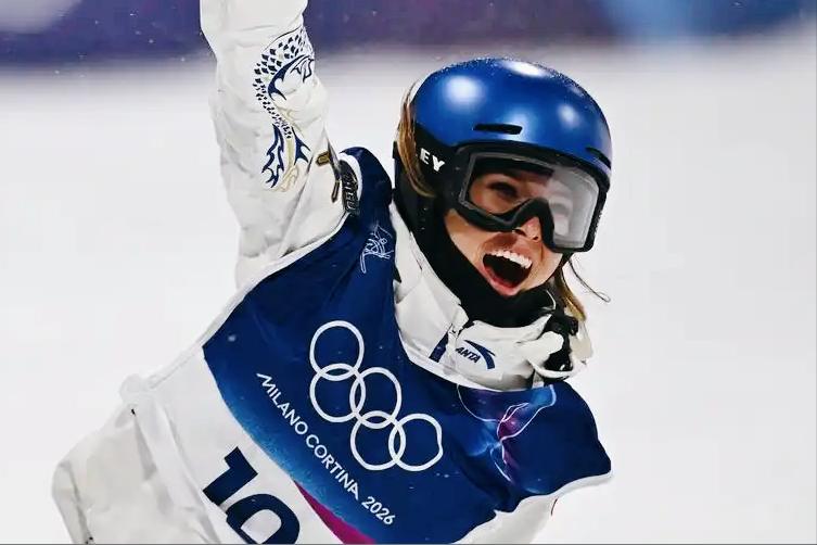 谷爱凌凡尔赛！带着U池雪板参赛，却顺带拿了枚银牌。大年初一，谷爱凌带着U