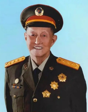 1965年秋天，毛主席在武汉问了韩先楚一句话：“洪麻子怎么样？”韩刚说完洪学智还
