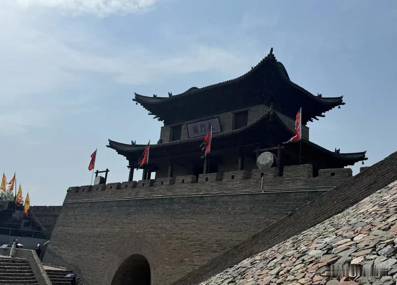 人呐，一定要低调。不要太张扬，没几个人可以伏得住自己的嚣张。伏低做小，不是贬