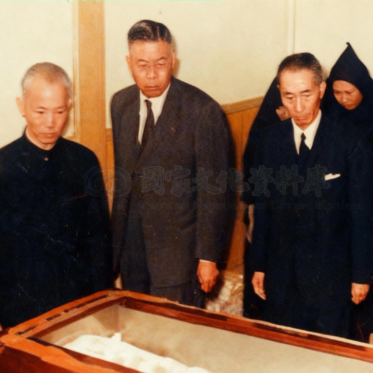 这是1953年，位列第14名的国民党战犯吴铁城的葬礼现场，从镜头中我们可以看到，