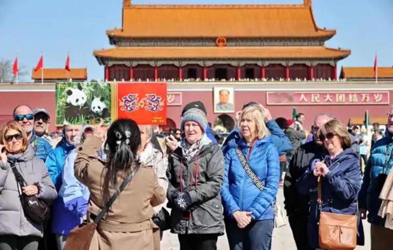 中国旅游增速9.9%远超美国，这些城市成外国人最爱！你去过几个？西安街头，外