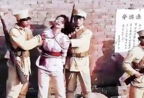 1939年，徐桂芝被敌押赴刑场，行刑前，敌人用冻刑折磨她，把她双脚埋进土坑、灌水