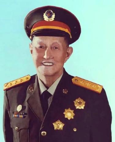 1971年，一个普通的上午，毛主席和周总理在一起谈工作，谈着谈着，毛主席突然问：