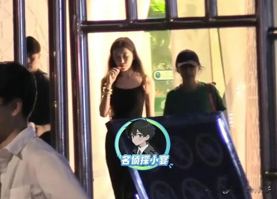 万万没想到，王菲女儿李嫣看着挺淑女，竟然还抽电子烟！8月14日，八卦媒体拍到李
