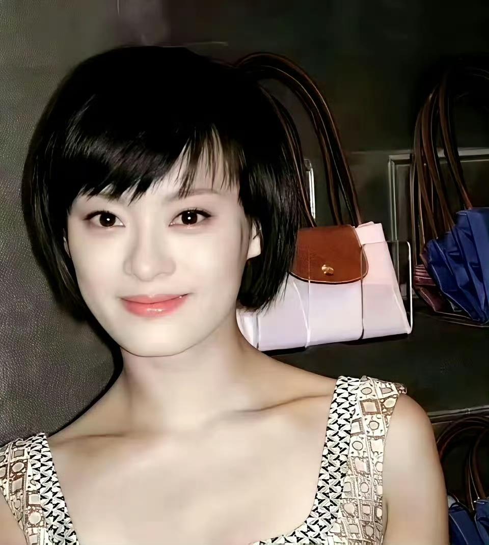 孙俪早期纯的像一朵小白花，曾以为是邓超高攀了孙俪，没想到邓超那时候也是帅呆了​