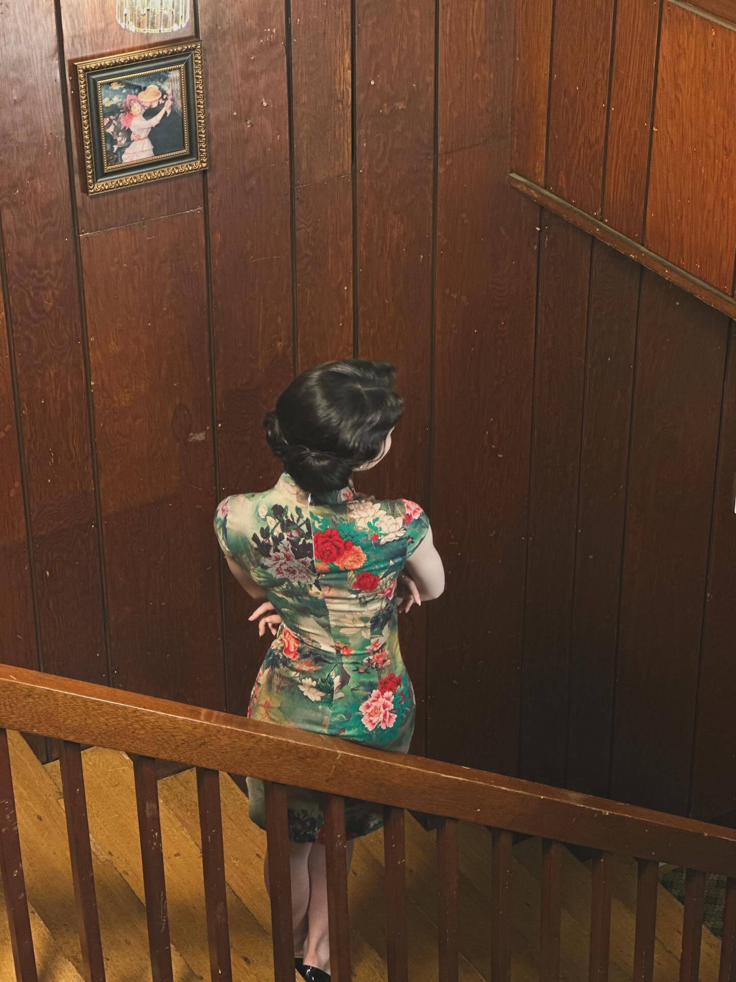 小婷身穿旗袍婀娜多姿