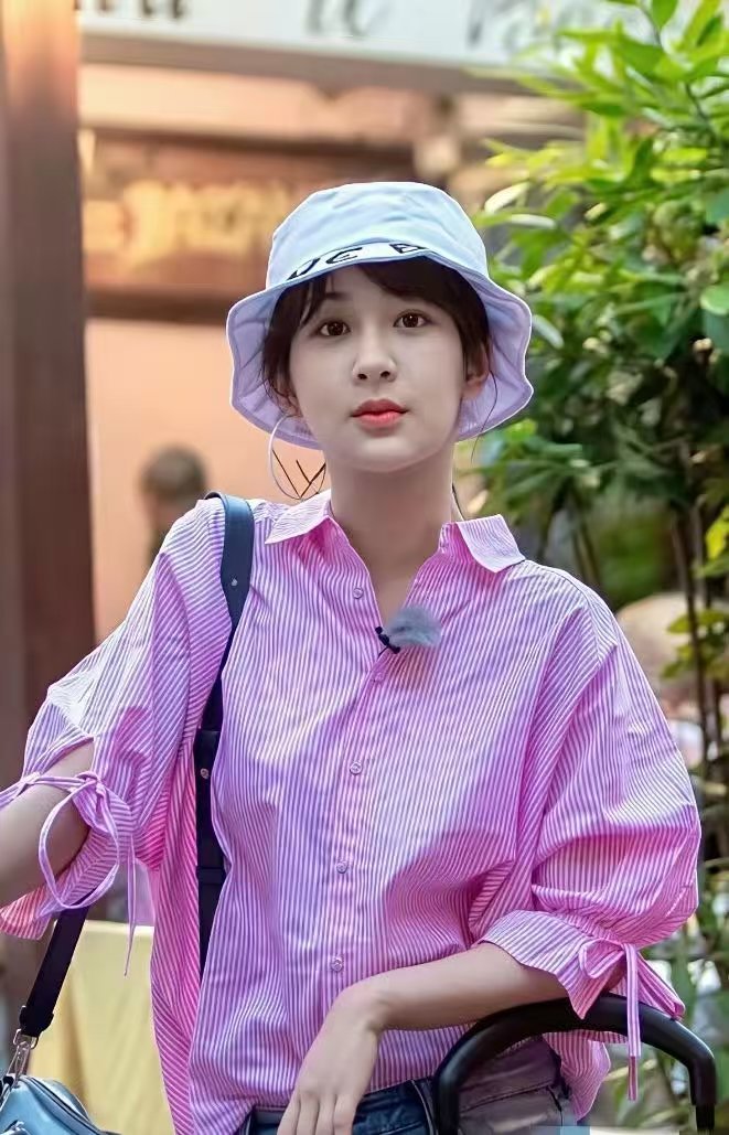 圆乎乎的杨紫，她的脸真的没有一点棱角啊！眼睛明亮，笑容洒窝甜美​​​