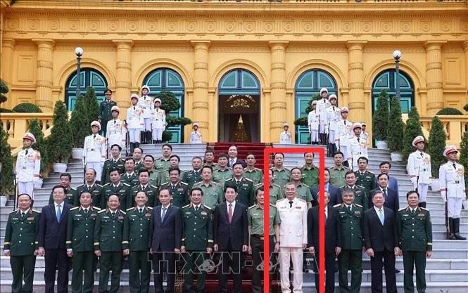 越南的武装力量统帅梁强，向军队和公安将领颁发晋升军衔决定！从现场可以看到，文职官