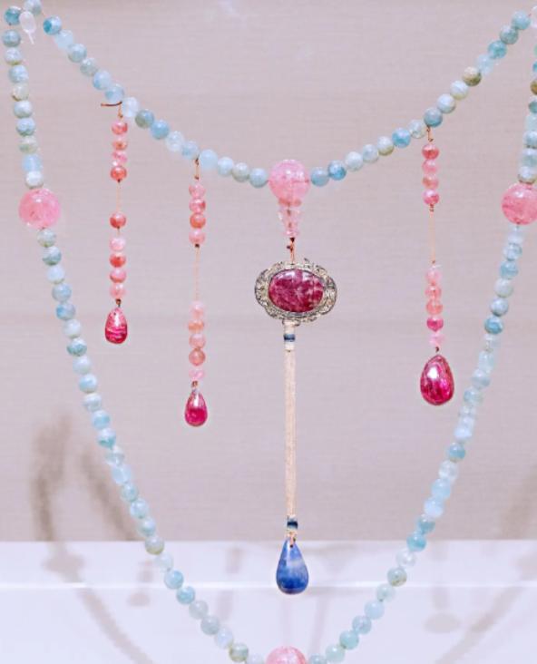 1988年，辽宁一老农去世后，女儿整理父亲遗物时，发现一破烂木盒，打开一看顿时心