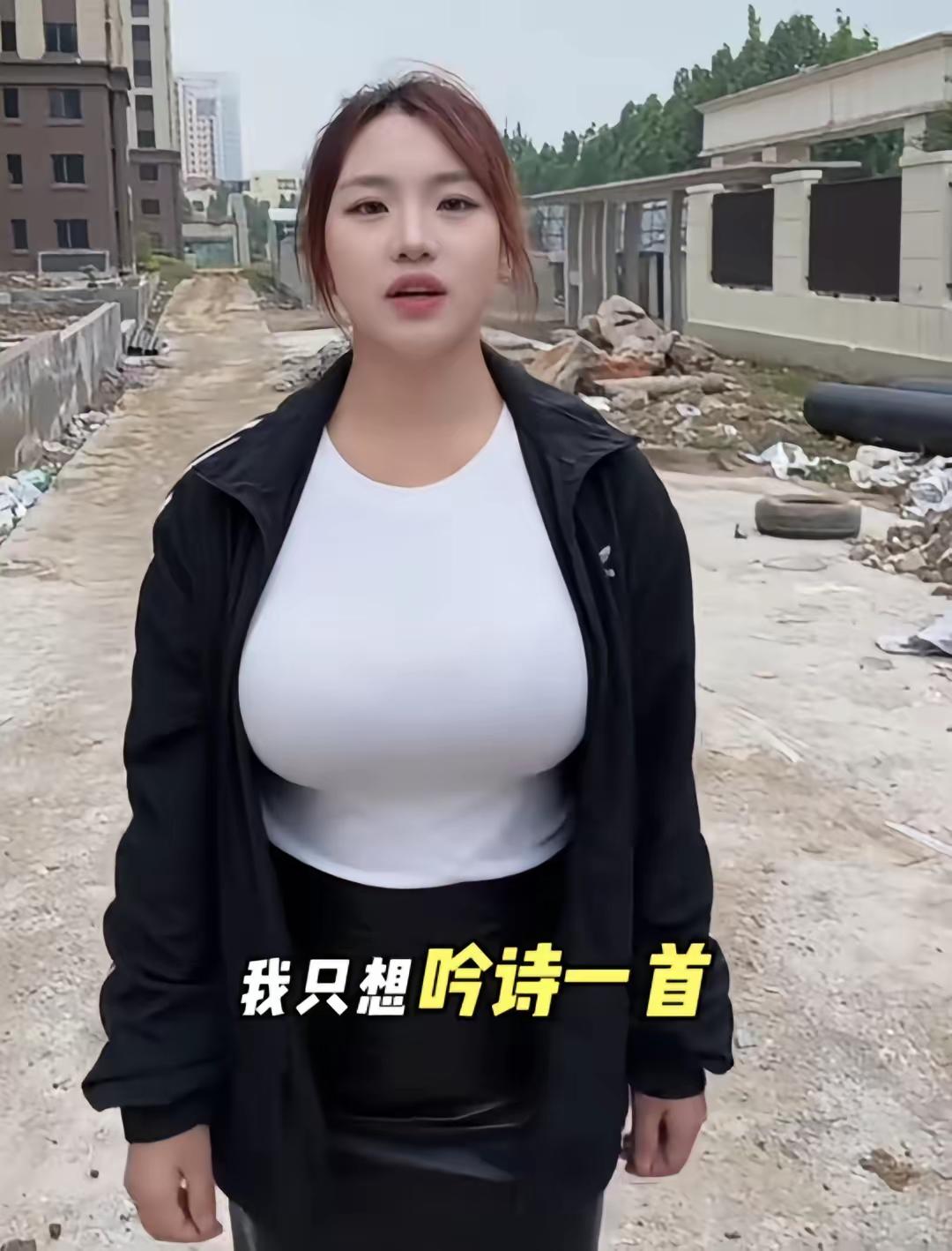 中原御府花园的女业主又来到现场维权了！！这位女业主，把烂尾楼维权，玩出花来了~