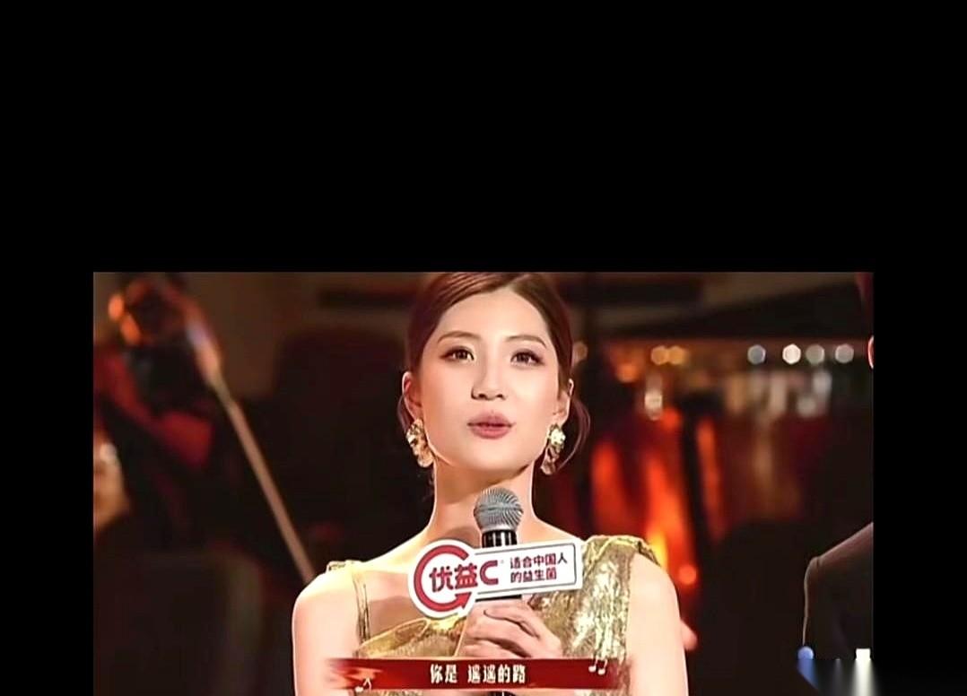 全场都在等鹏鹏跑调，结果他一开口，我直接笑喷，然后眼泪就下来了。这哪是跑调啊。