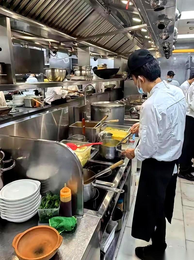 见过狠人，没见过这么绝的。上午被裁，下午走人，前脚刚迈出店门，后脚就把公司大大
