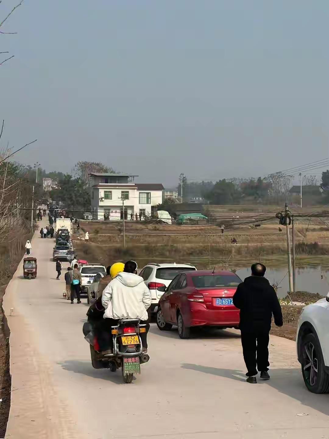 重庆合川区庆福村女孩“呆呆”家的刨猪汤宴已落下帷幕，但人潮还未完全退去。13