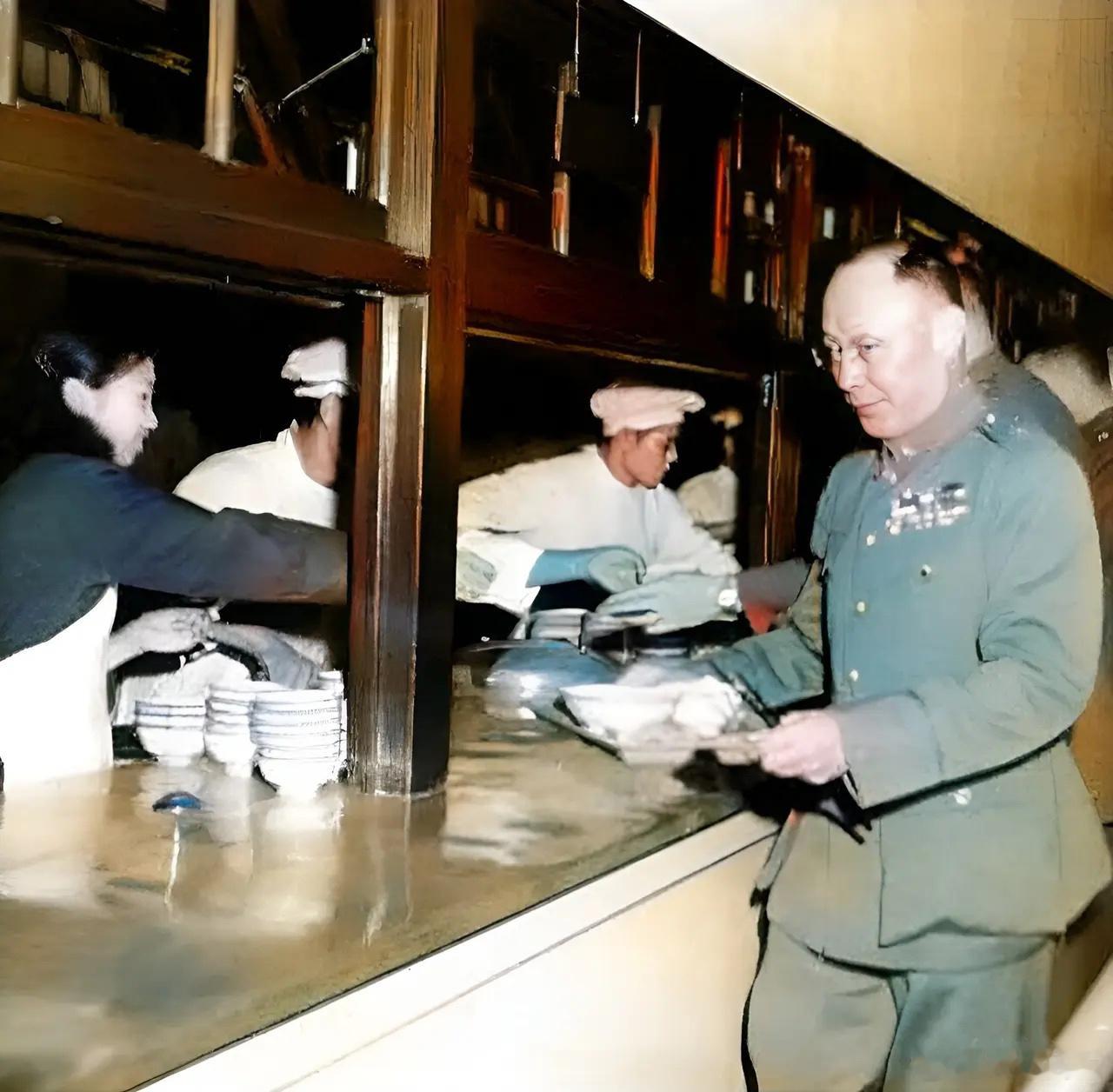 1948年，时任国防部长的何应钦正在国防部里的食堂里打饭。当时，国共双方在战场上