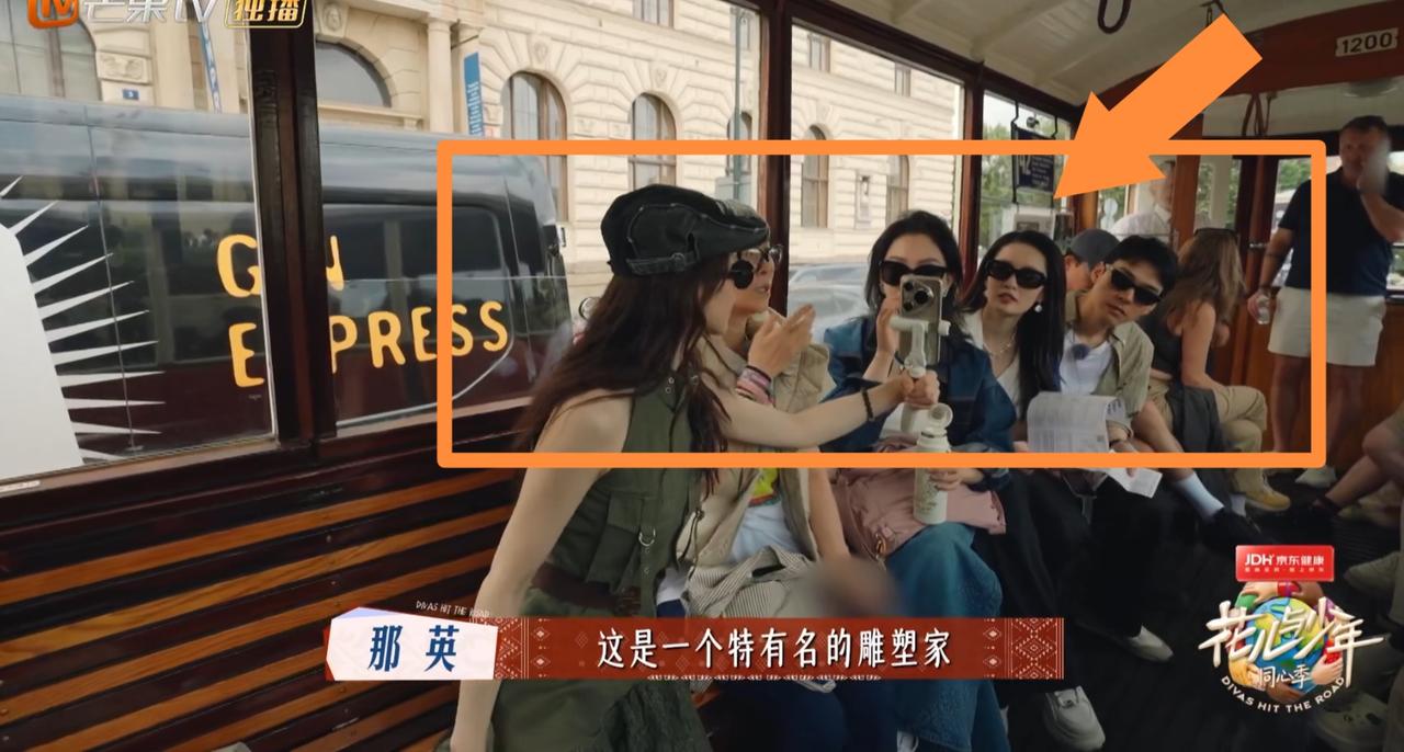 跟龚俊相比，李沁还是输了，导游李沁都没有注意到那英这个细节，龚俊一下子就察觉