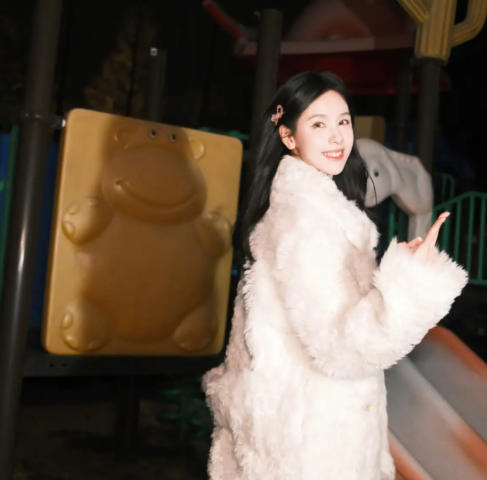 陈都灵双手比耶坐在滑梯上玩耍笑容清甜明媚又娇俏