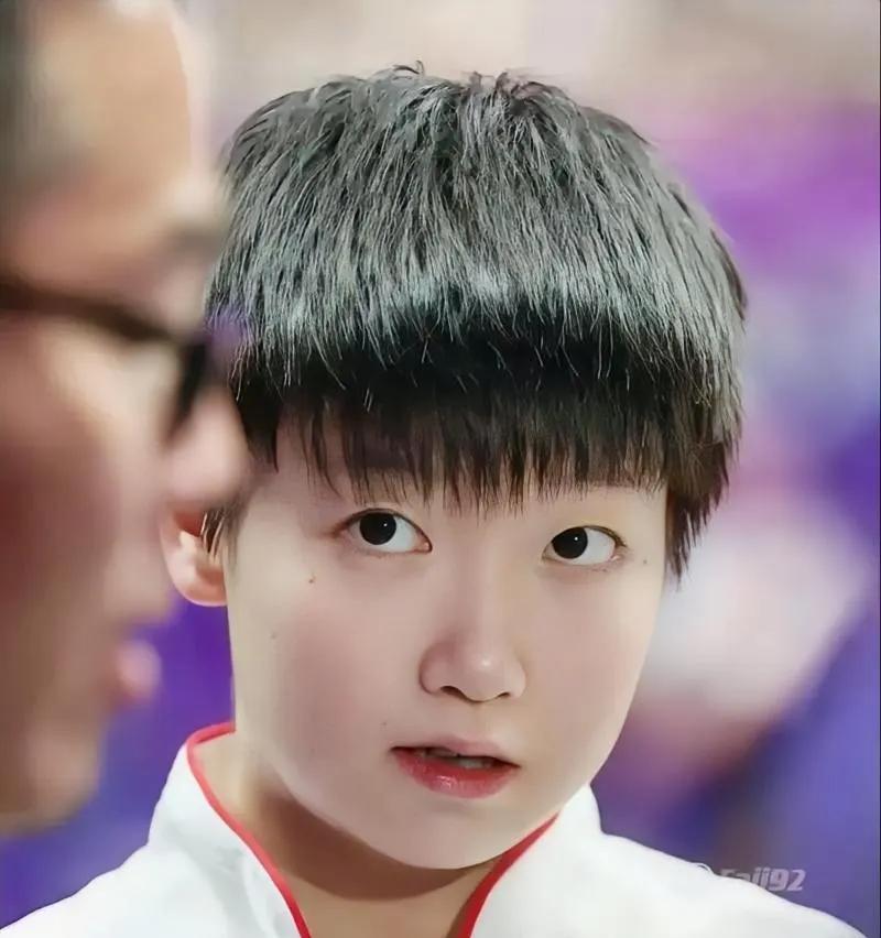 大家发现没有？孙颖莎有个小习惯，赢了比赛也不怎么笑。前阵子澳门世界杯她卫冕