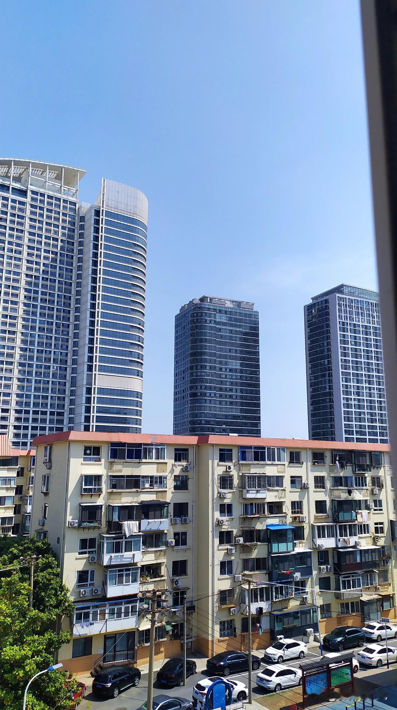 连下了两天的中雨。今天天好了。烟台繁华都市背后的平民楼。漏雨已经开始维修了。看这