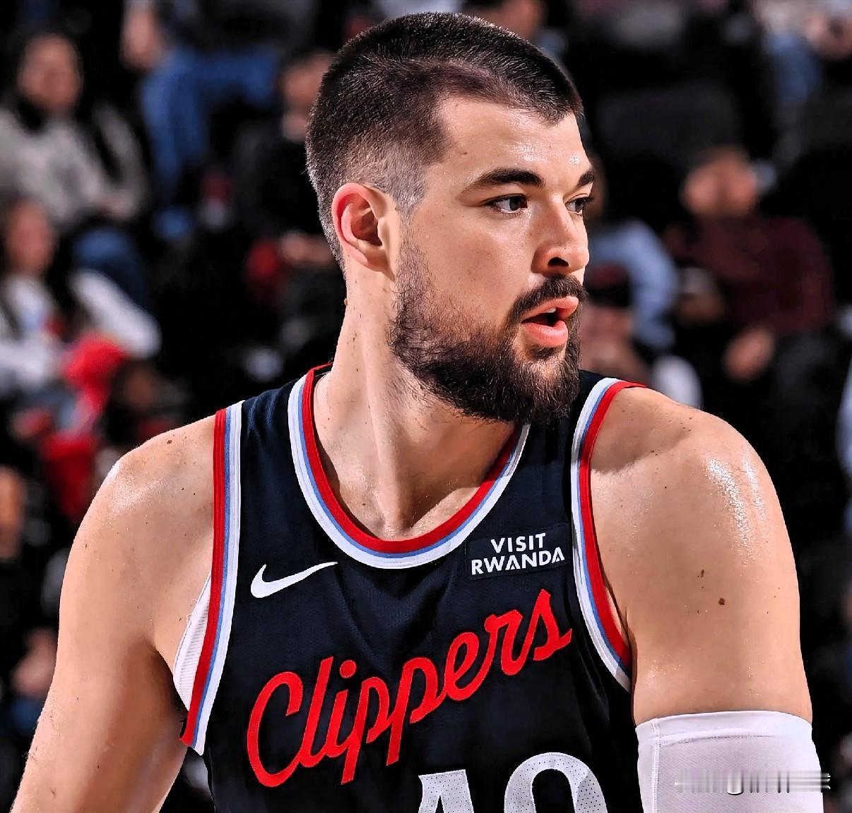 祖巴茨主动向泰伦卢表示愿意打替补！今日，据船记TomerAzarly报道，