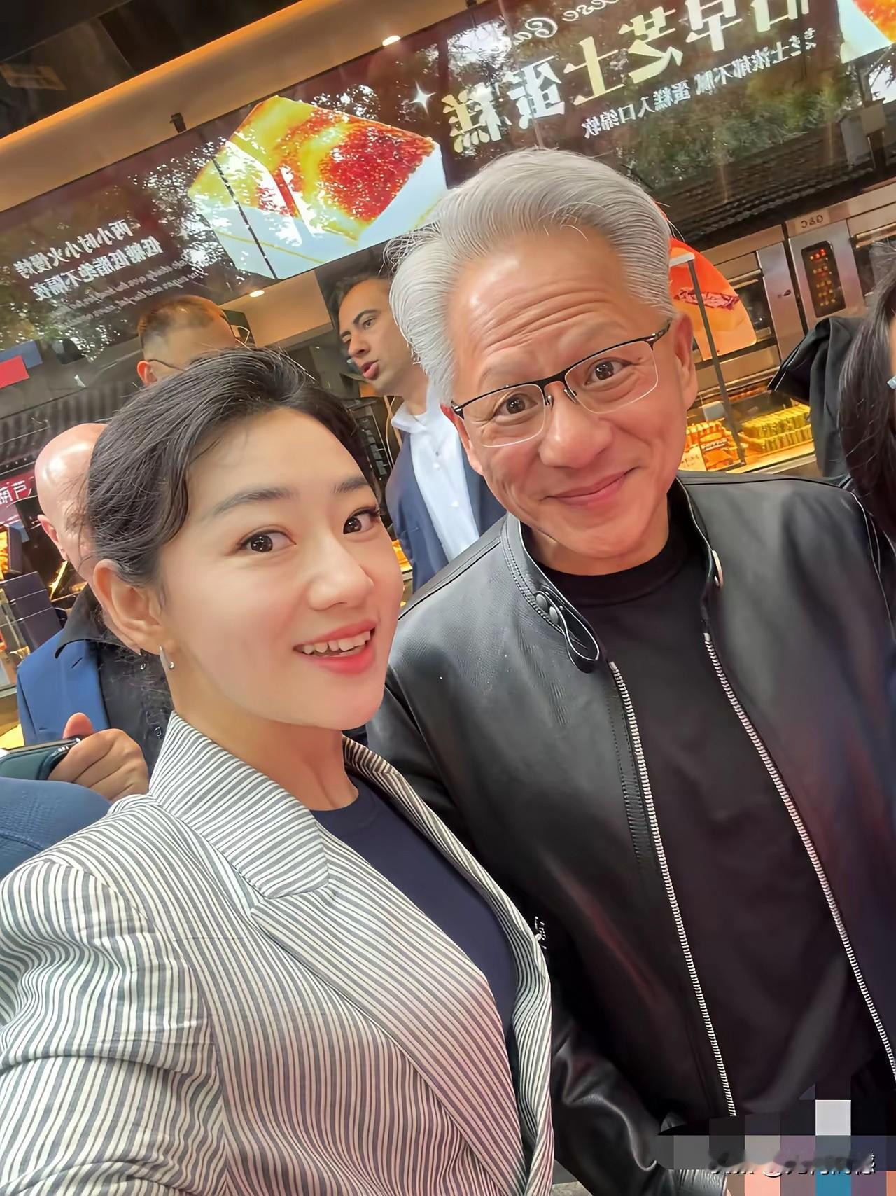 黄仁勋这次真火，在北京胡同溜达，市民和游人争相和他合影留念，他也没有任何架子，有