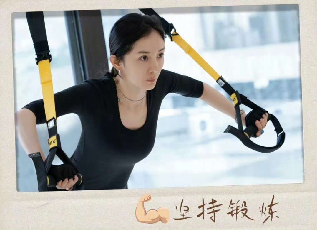 杨幂去练瑜伽了姐真的好自律，活该她美活该她红！！肌肉和腹肌都有，妥妥老公姐[期
