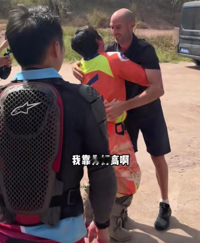名场面扎堆！德比斯重庆之行看点满满，见面张雪一句“我靠你好高啊”出圈备受
