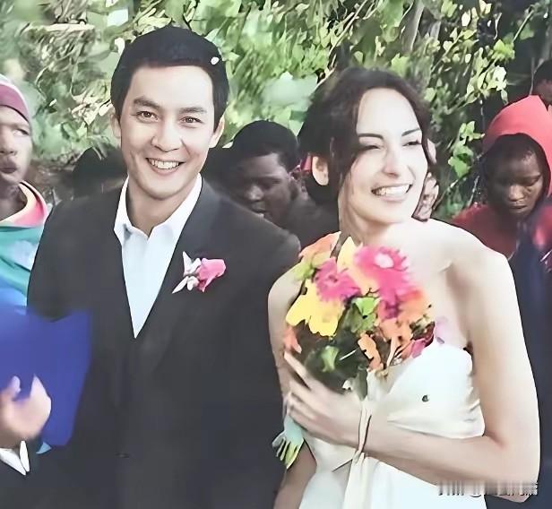 吴彦祖和妻子LisaS，很多人调侃他们从夫妻处成了兄弟。吴彦祖曾经在社交平台自曝，两人已经将近十年没