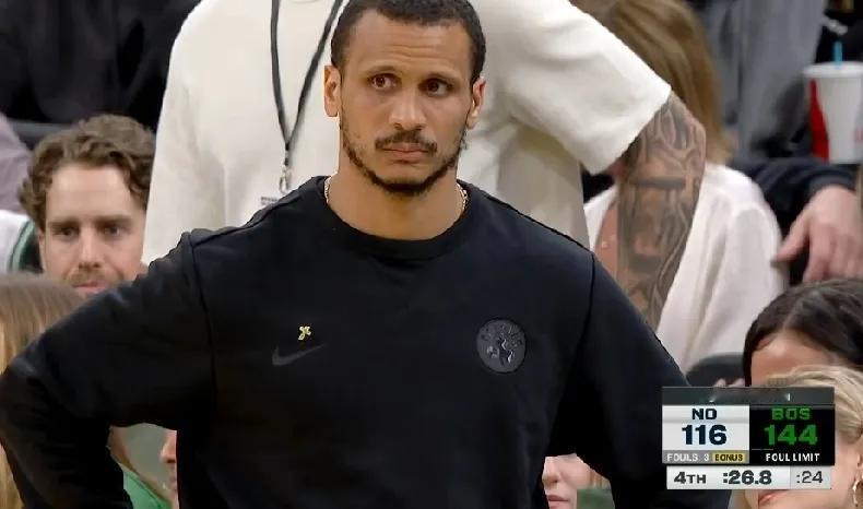 马祖拉示意：不破29记三分球记录了！在凯尔特人主场打爆鹈鹕的最后时刻发生匪夷