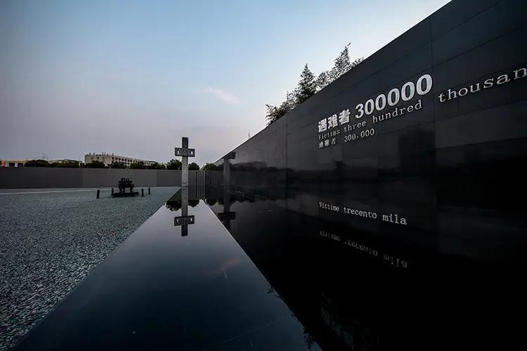 我们今天的中国人既要牢记日本帝国主义犯下的南京大屠杀，也要牢记国民党反动派在雨花