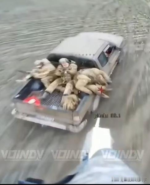 俄乌战场消息！三名乌军看到俄军无人机后，没有选择迅速跳车，而是拿起武器硬刚俄军无