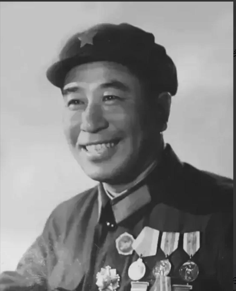 1951年，7名志愿军被包围，情急之下，一个19岁的司号员吹响冲锋号，谁知，正在