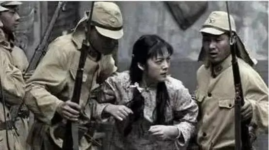 1941年，怀孕2个月的梅玉英正在门口切南瓜，3个日本士兵坏笑地朝着她走来，并把