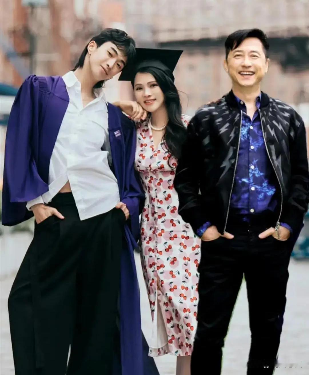 2008年，张宇提醒好朋友庾澄庆：“你老婆伊能静，最近有点诡异，你可要小心！”庾