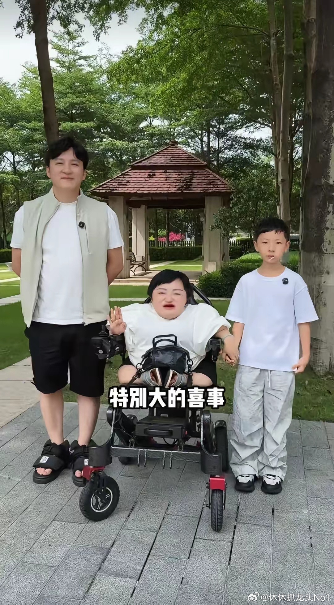恭喜！李喜梅和大双，马上就要喜得千金了，一家三口正在女婴服装店，忙着给即将要出生