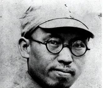1942年，一名战士正在洗衣服时，罗荣桓偶然路过，看到这名战士拿着衣服擦拭石头，