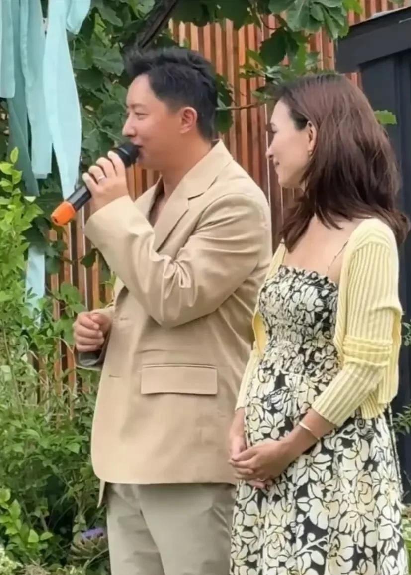 果然男人婚后都会幸福肥就连明星也不例外41岁的韩庚，近日和老婆卢靖姗一起参加