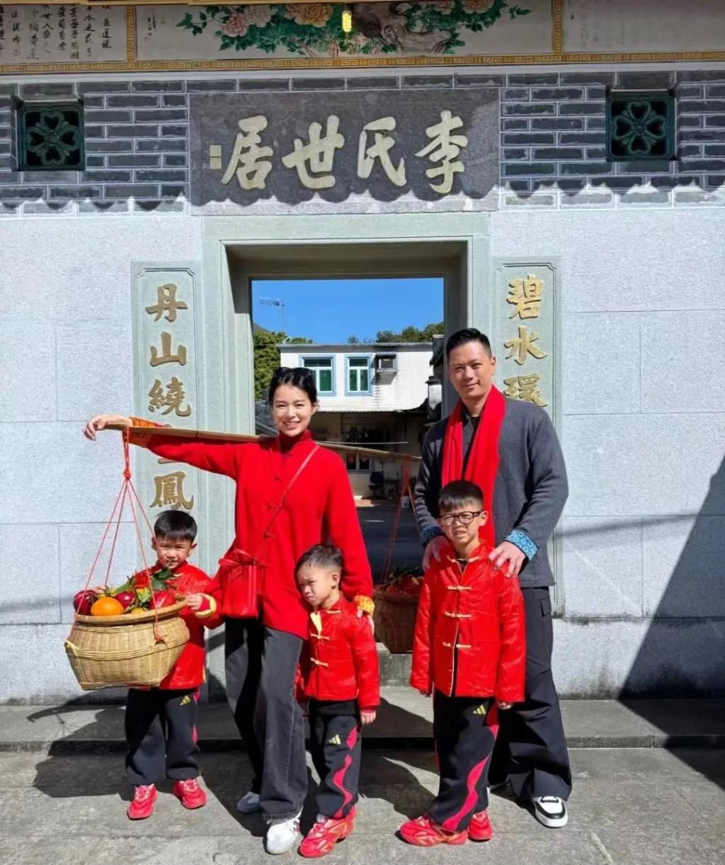 原来胡杏儿竟然是客家媳妇！一家五口回乡祭祖，齐穿唐装太过正式又有仪式感，她挑扁担