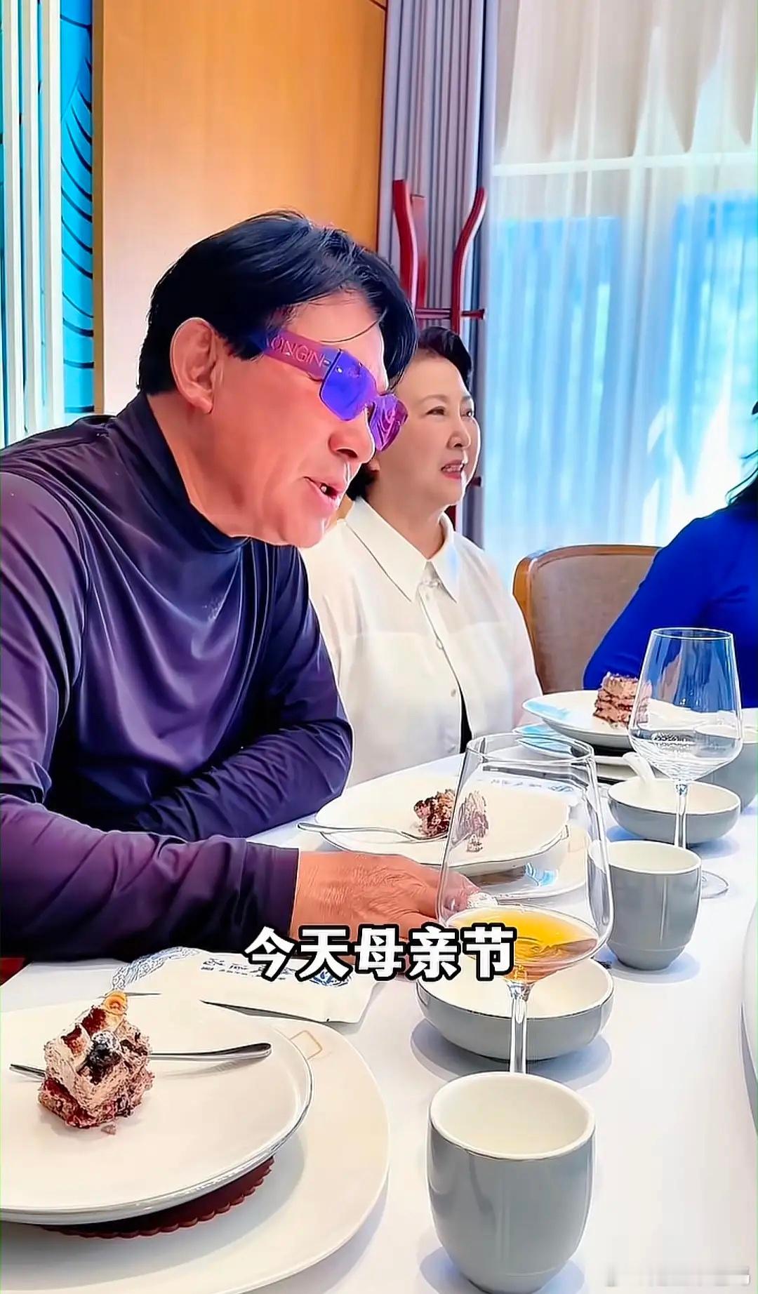 朱时茂一家给老婆范旭霞隆重地过了个母亲节，一家人订了饭店，儿子朱青阳还给母亲送了