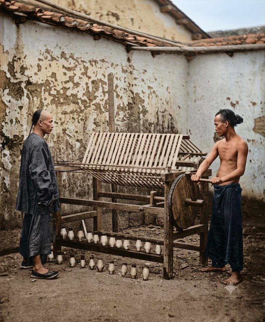 19世纪60-70年代，我国南方，一台木制纺丝机静静伫立，一位赤膊的年轻工匠正专