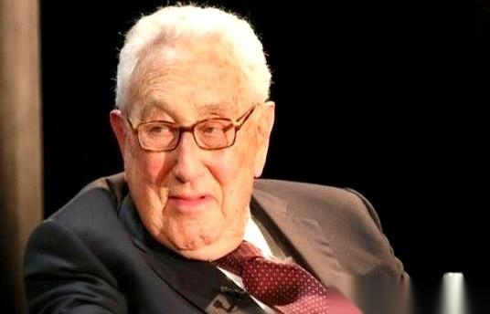 奔驰的工厂，居然都开始限产了。你敢信？“德国制造”这四个金光闪闪的大字，现在竟