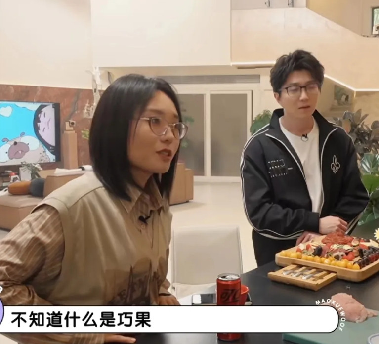 姜妍问李雪琴和毛不易：“你们小时候过七夕吃巧果吗？”李雪琴：“巧果是什么？”姜妍